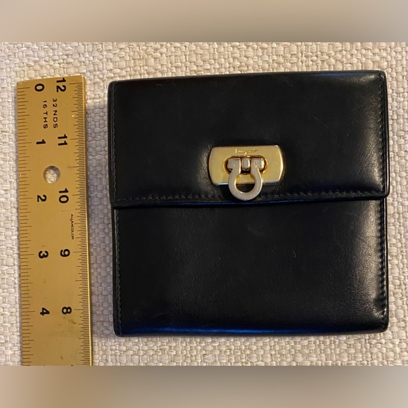 Salvatore Ferragamo Gancini
Wallet Card Bill Coin Black
Leather Medium Kisslock - Picture 14 of 14